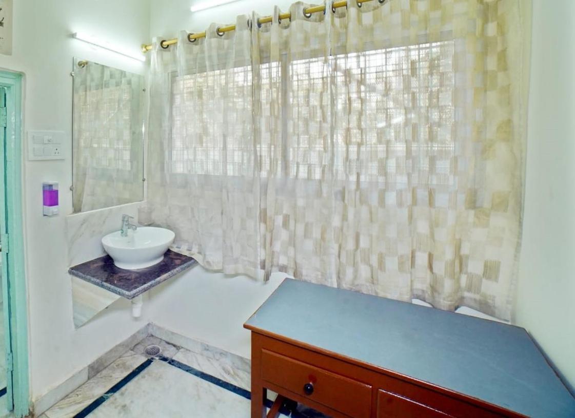 Shree Krishna Bhakti Ashram Hotel Vrindavan Bagian luar foto