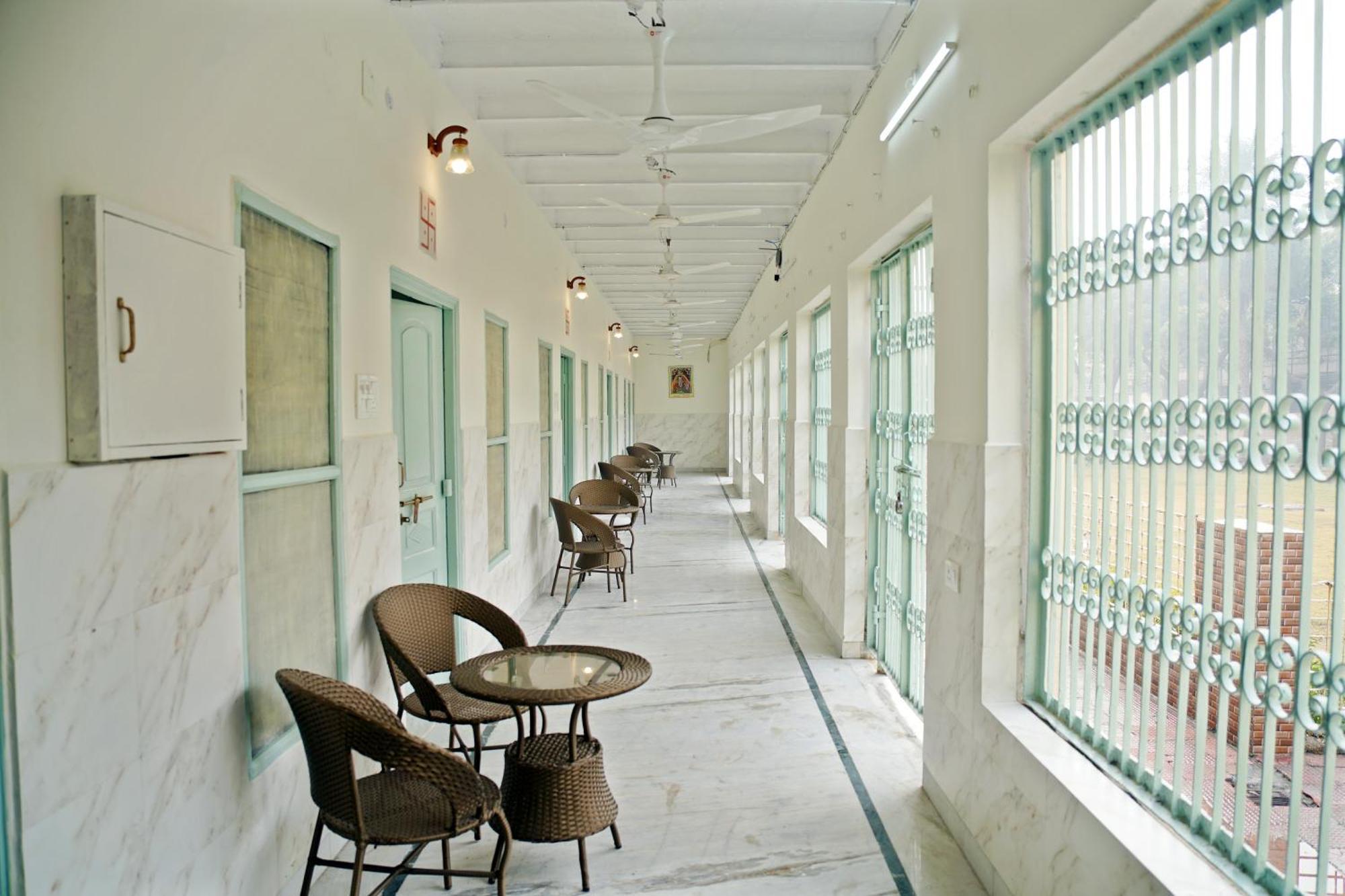 Shree Krishna Bhakti Ashram Hotel Vrindavan Bagian luar foto