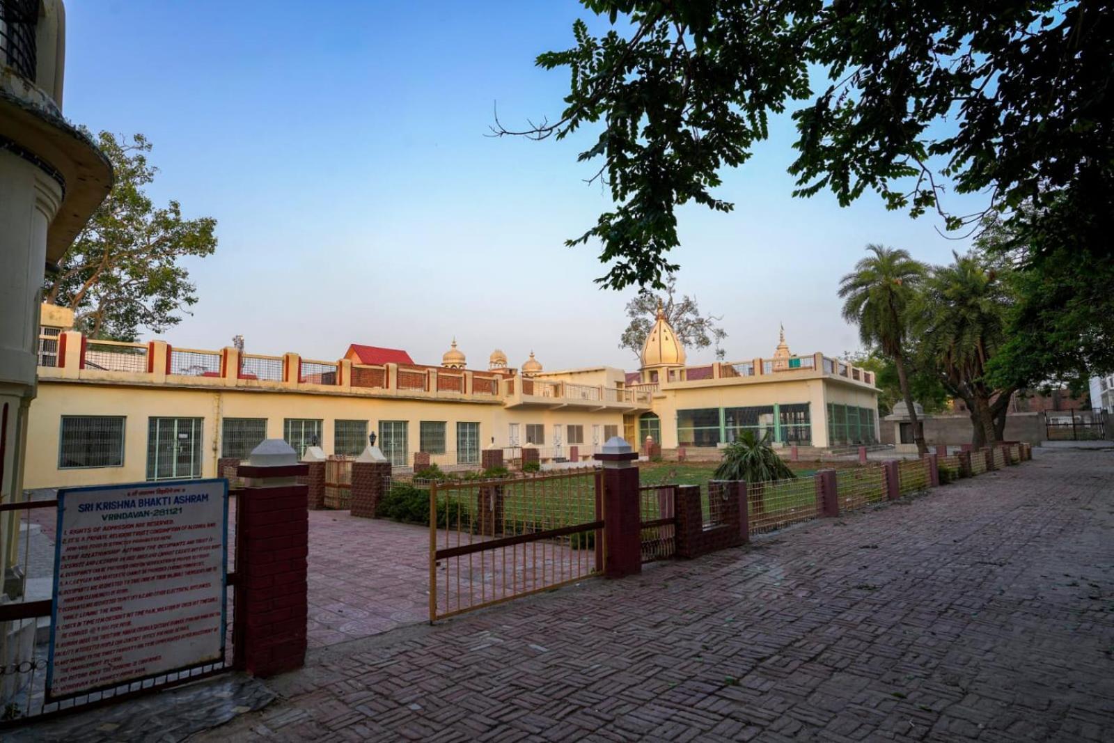 Shree Krishna Bhakti Ashram Hotel Vrindavan Bagian luar foto