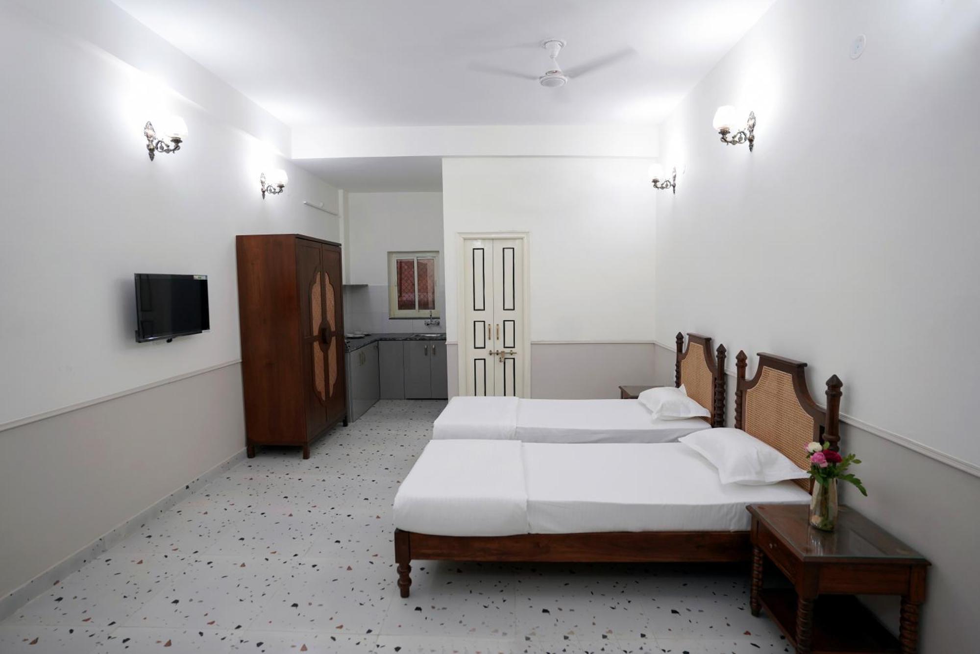 Shree Krishna Bhakti Ashram Hotel Vrindavan Bagian luar foto